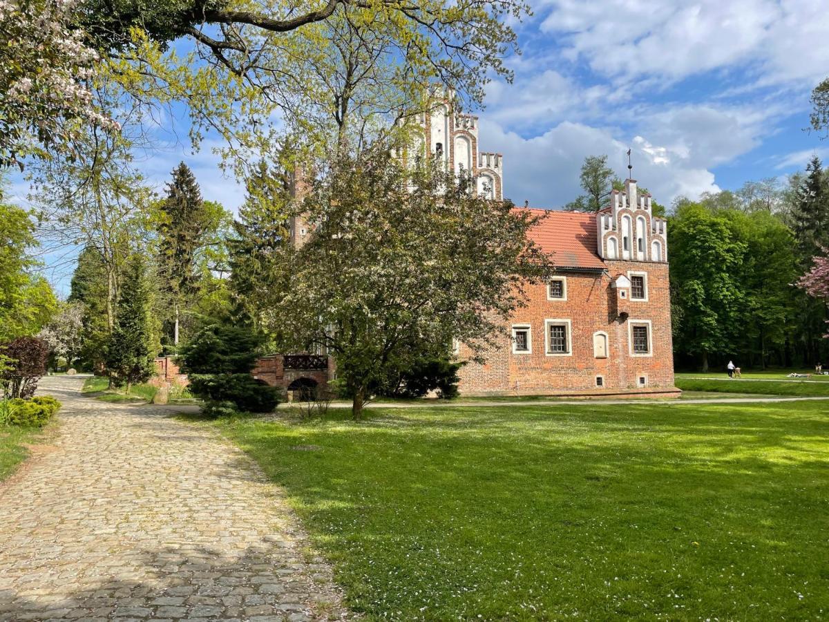 Wojnowice  Zamek Na Wodzie W Wojnowicach Bed & Breakfast エクステリア 写真