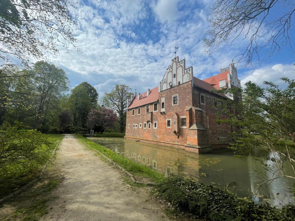 Wojnowice  Zamek Na Wodzie W Wojnowicach Bed & Breakfast エクステリア 写真